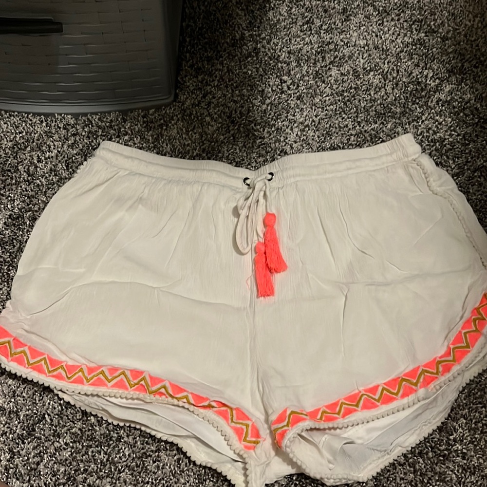 LOOSE WHITE SHORTS
